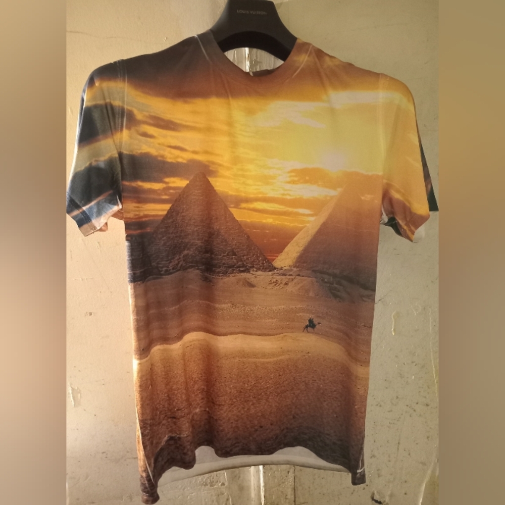 New (NWT) SUPER MASSIVE (Macy's) with Golden Hour Desert Pyramid Men's Tee